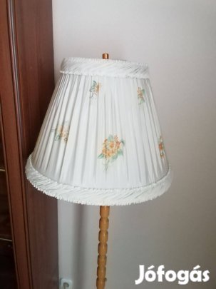 Gyönyörű állólámpa különleges selyem ernyővel, ízléses fa vázzal