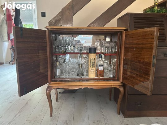Gyönyörű antik bárszekrény