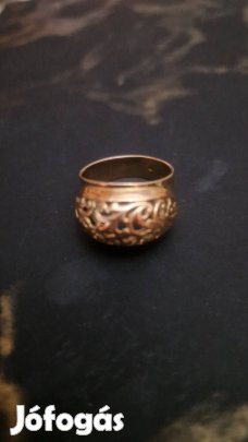 Gyönyörű arany gyűrű