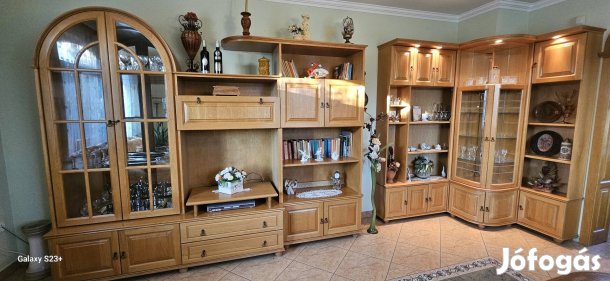 Gyönyörű asztalos által készült tölgyfa frontú bútor eladó. 