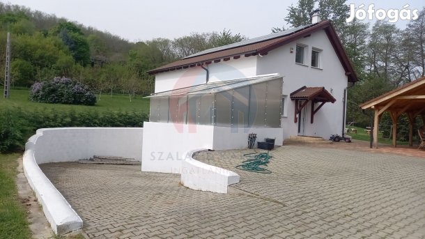 Gyönyörű birtok önellátó családi házzal, halastóval, patakkal és