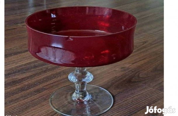 Gyönyörű bordó üveg kínáló