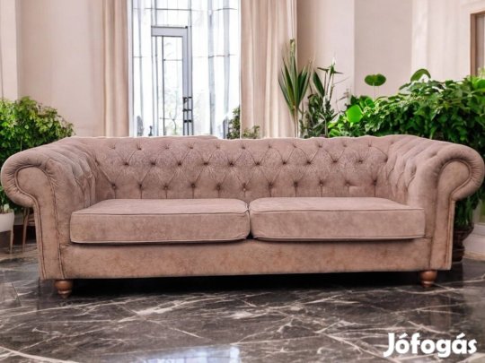 Gyönyörű chesterfield stílusú világosbarna alcantara ülőgarnitúra