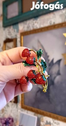 Gyönyörű epres kitűző