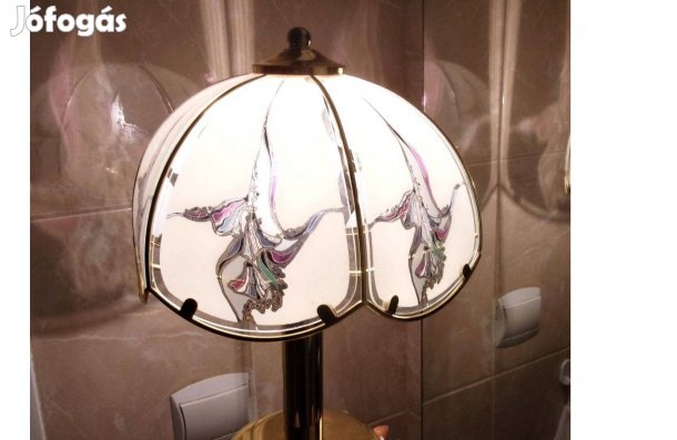Gyönyörű festett üveglapos asztali lámpa Újpest központ közelében