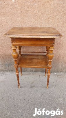 Gyönyörű formákkal antik kis fa asztal