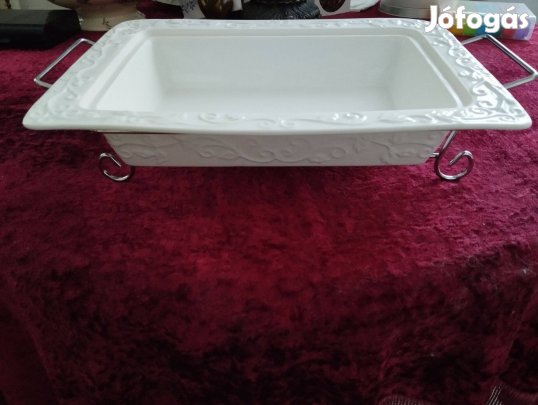 Gyönyörű kerámia tálaló állványon