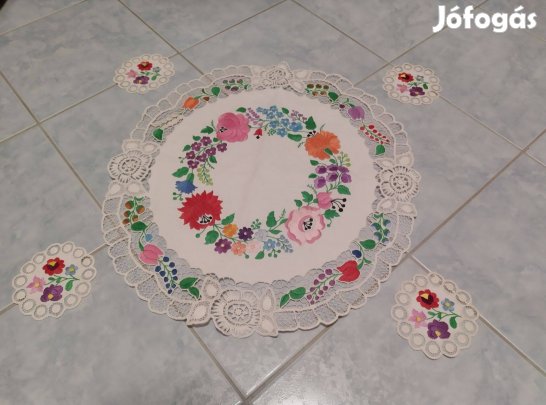 Gyönyörű kézzel hímzett terítők (1 Nagy, 4 Kicsi Terítő)