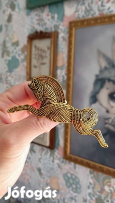 Gyönyörű lovas bross