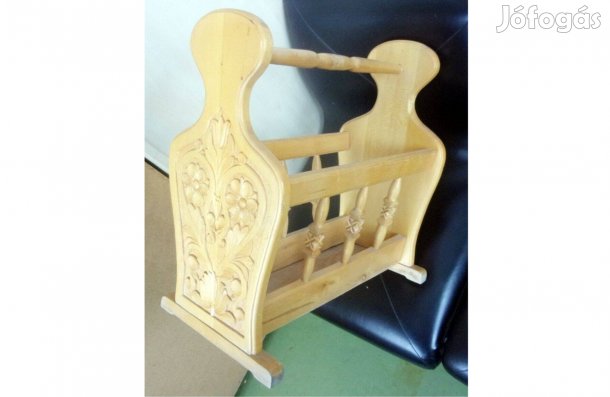 Gyönyörű népi faragott fa újságtartó Újpest központ közelében