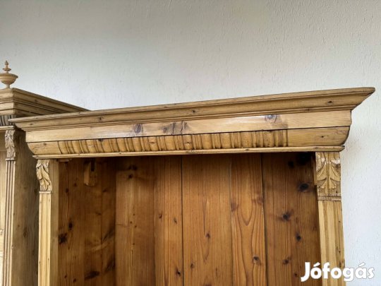 Gyönyörű ónemet akasztós szekrény 