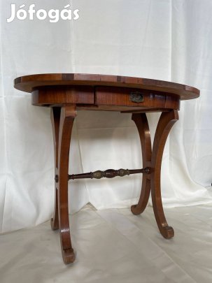 Gyönyörű ovális fa asztal