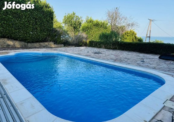 Gyönyörű panorámával és medencével rendelkező nyaraló Alsóörsön!