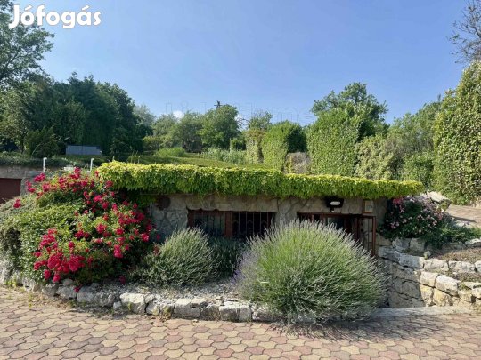 Gyönyörű panorámával és medencével rendelkező zártkert Alsóörsön!