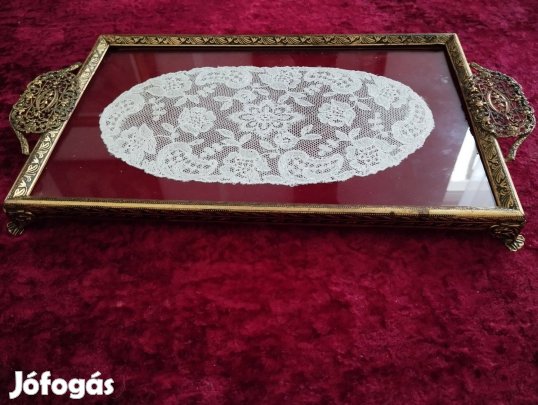Gyönyörű sárgaréz tálca bársony alapon tüll díszítéssel