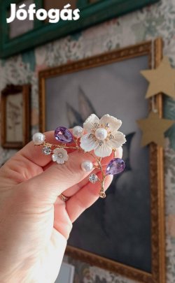 Gyönyörű virágos bross