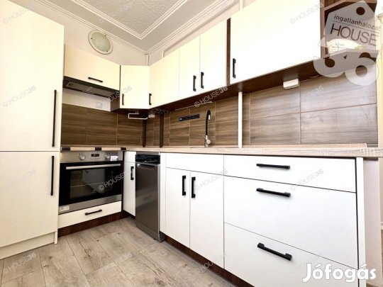 Gyönyörűen felújított 3 szobás, erkélyes, nem zárószinti lakás eladó!