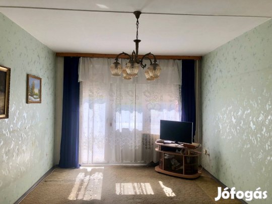 Győr-Adyvárosban 55 nm-es, erkélyes, II. emeleti panel lakás eladó