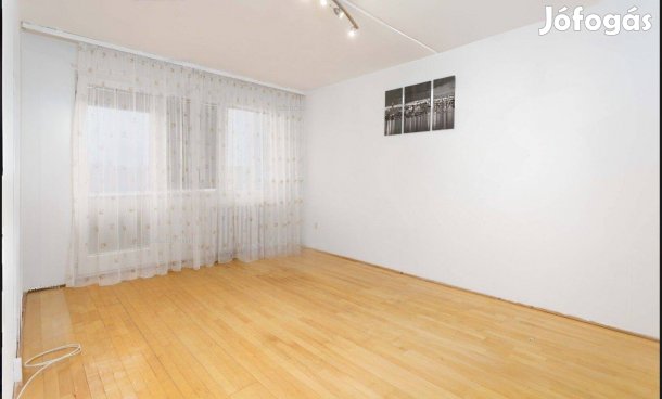 Győr-Belváros szívében, erkélyes, 4. emeleti, 3 szobás szigetelt panel