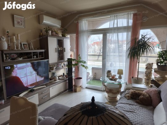 Győr Belvárosában a Móricz Zs. Rakparton Dunára néző 2 emeleti