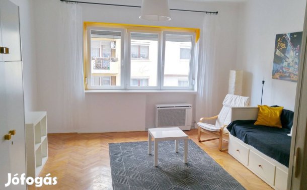 Győr-Belvárosban, napos, fiatalos, alacsonyrezsis garzonlakás kiadó!