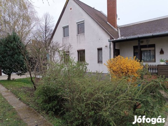 Győr-Gyárvárosban 87 nm alapterületű sorház udvarral, garázsokkal