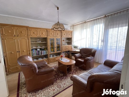 Győr-Nádorvárosban, 2. emeleti, 2 szobás erkélyes, bútorozott lakás,