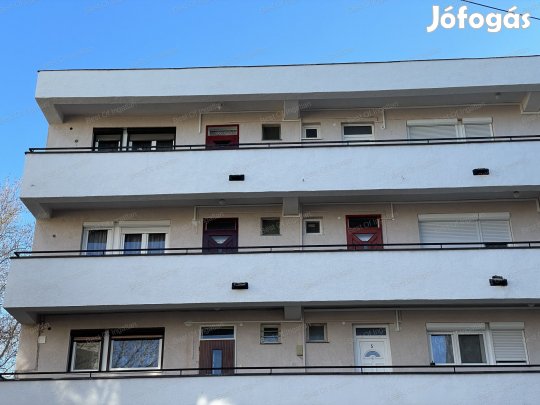 Győr-Nádorvárosban, 2. emeleti, 2 szobás erkélyes lakás, saját