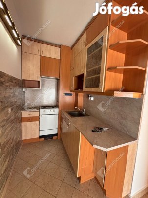 Győr-Nádorvárosban kis lakás kiadó