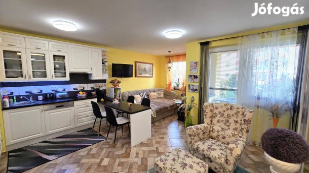 Győr-Szabadhegyen 35 m2-es lakás, 35 m2-es kertkapcsolattal