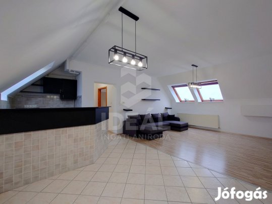 Győr, 64 nm-es téglalakás eladó.