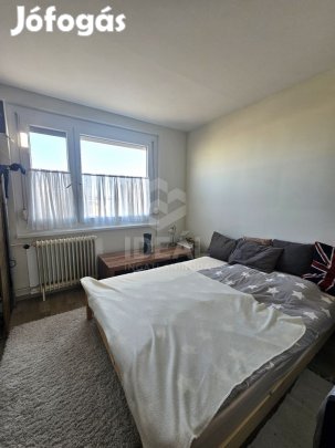 Győr, Adyváros, 3 szoba hallos , erkélyes panel lakás eladó.