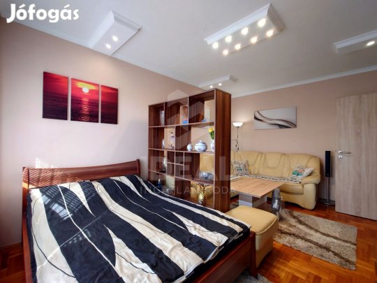 Győr, Adyváros, 54 nm-es, 6. emeleti erkélyes panellakás eladó.