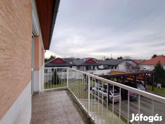 Győr, Likócs, 89 nm-es téglalakás 2 gépkocsibeállóval eladó.