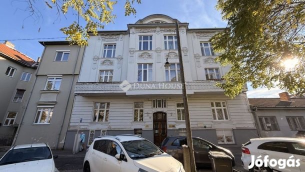 Győr - Belvárosában eladó egy 92 m/bruttó/ tetőtéri 3 szobás lakás