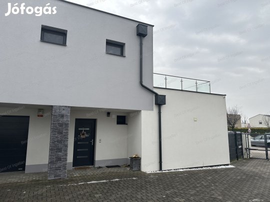 Győrben kétszintes, nappali + 3 szobás, hatalmas erkélyes, bútorozott