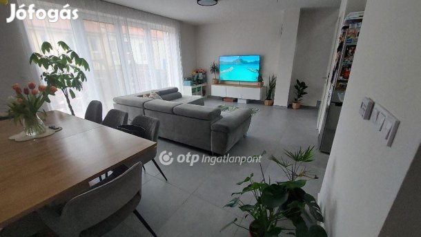 Győri 82 nm-es lakás eladó