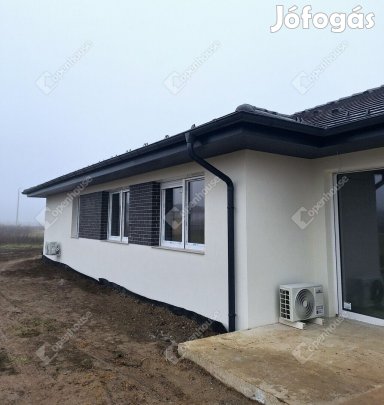 Győrságon magas minőségben kivitelezett ház eladó