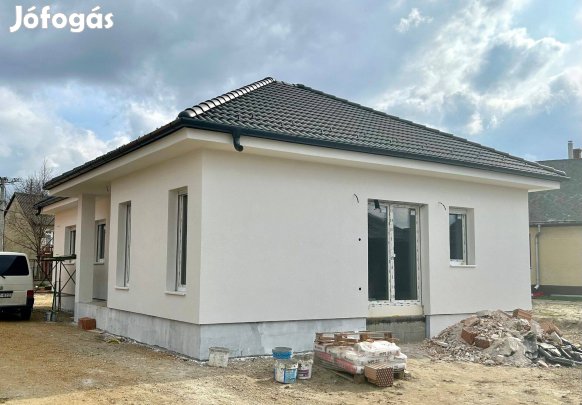 Gyorsan költözhető, nappali+3 szobás ház tárolóval, 517 nm telekkel