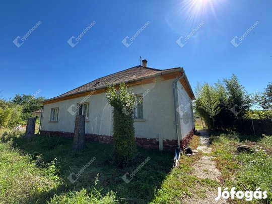 Győrszentivánon családi ház nagy telekkel eladó