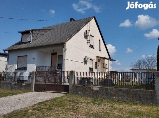 Győrszentivánon eladó egy tágas, világos családi ház!