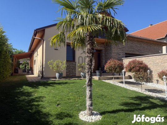 Győrújbaráti eladó tégla családi ház