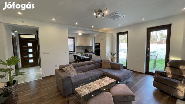 Győrújbaráton 645 m2-es parkosított telken, nappali + 2 szobás