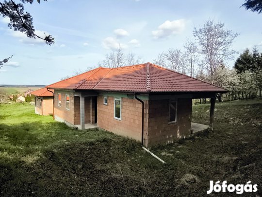 Győrújbaráton családi ház győri panorámával eladó! 3%-os hitelre is!