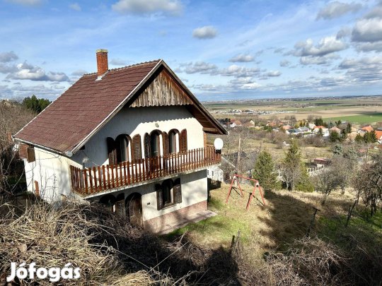 Győrújbaráton nappai+2 szobás, belterületi családi ház 1924 nm teleken