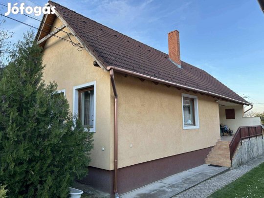 Győrújbaráton nappali + 2 szobás ház
