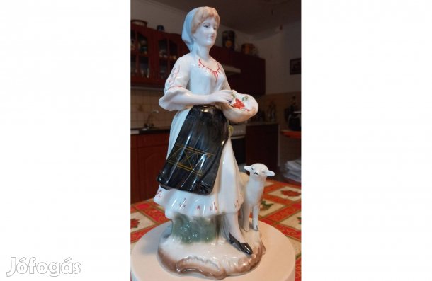 Gyűjtőknek szép nagyméretű "Lány báránnyal" porcelán szobor eladó
