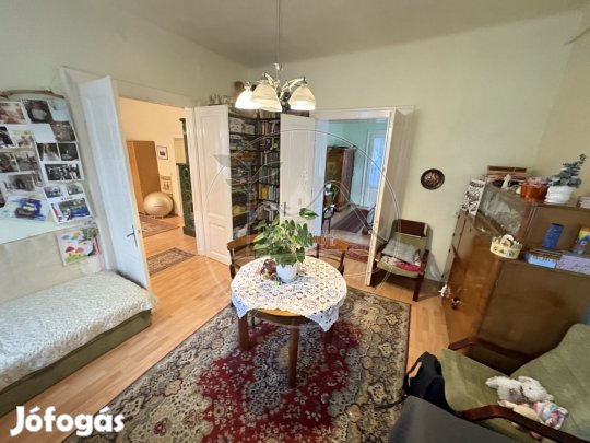 Gyula belvárosában, frekventált elhelyezkedésű, 93 m2-es tégla