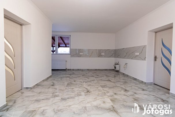 Gyula belvárosában felújított családi ház eladó.