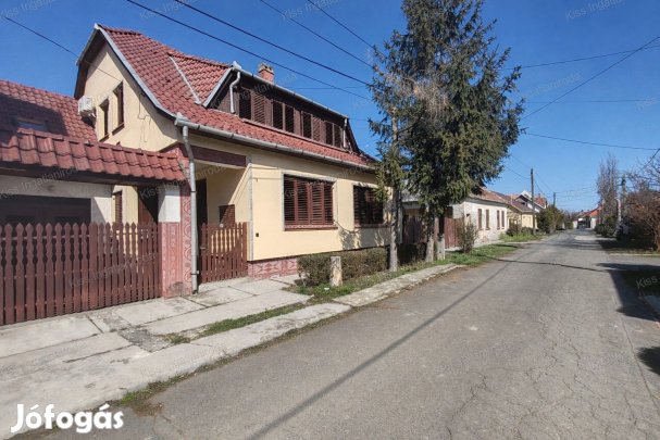 Gyulán, a fürdőtől 10 perc sétára  két épületből álló, több